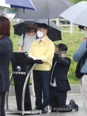 "2021년 맞나요"…법무부 차관, 맨바닥에 무릎 꿇은 &apos;우산 의전&apos; 논란