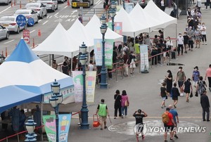 코로나19 신규확진자 1천487명, 휴일에도 1천500명 육박…백신 접종률은 55.8%