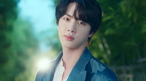 "WORLDWIDE HANDSOME JIN" 방탄소년단 진, &apos;EoGiYeongCha Seoul BTS&apos; 고귀한 왕족의 품격과 우아함 &apos;눈길&apos;