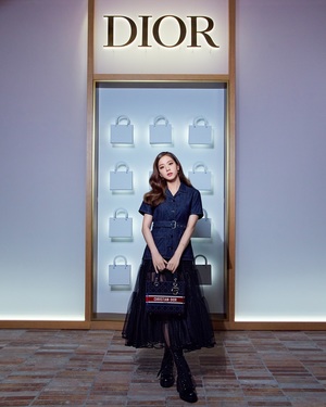 지수, ‘레이디 디올’ 백 선보이는 현대백화점 더현대 서울에서 열린 디올 팝업 스토어 방문