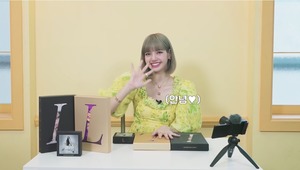 블랙핑크 리사, 솔로 앨범 &apos;LALSIA&apos; 언박싱…"하이엔드 브랜드 오마주"