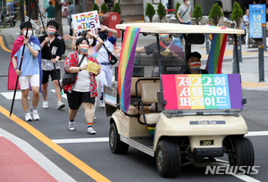 "성기 모양 쿠키 안된다" 서울시 vs 퀴어단체, 비영리법인 설립 허가 두고 갈등
