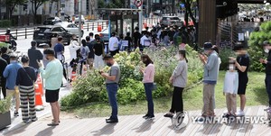 코로나19 확진자 2천383명 일요일 최다…백신 접종률은 74.2%