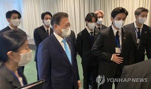 &apos;방탄소년단 열정페이&apos; 보도에 탁현민 "조선일보 악의적 오보…근거없이 폄훼하는 못돼먹은 버릇"