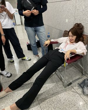 "다리 엄청 길게 나와"…&apos;빨강 구두&apos; 소이현, 대기실에서는 이런 모습?
