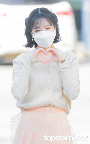 [HD포토] 조유리, ‘사랑이 이런걸까요’ (두시탈출 컬투쇼 출근길)