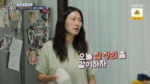 &apos;살림남 시즌2&apos; 정성윤&김미려, 이국주와 대청소 중 겨드랑이만 노란 옷 발견 "버릴 수 없다"