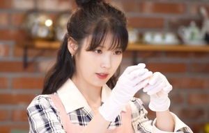 “예쁜 사람한테 시식을”…‘스트로베리 문’ 아이유(IU), 딸기 마카롱·딸기 아이스크림 만들기 도전