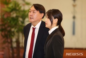 검찰, 윤석열 부인 김건희씨의 &apos;도치모터스 주가조작 연루 의혹&apos; 관련자 2명 구속기소