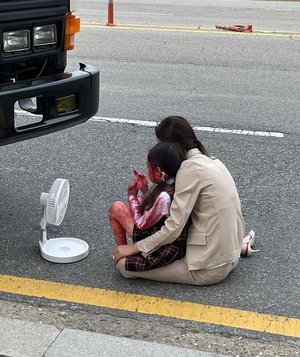 "더운 날 아스팔드 바닥에서"…배우 전소민, 훈훈한 미담 전해져