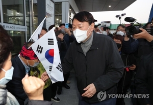 윤석열, 첫 일정은 가락시장…이재명 전국민 재난지원금 반대