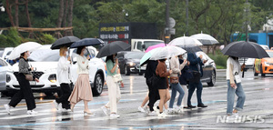 [오늘 전국 날씨] 출근길 서울 등 비, 돌풍·천둥·번개까지…기온은 &apos;뚝&apos;