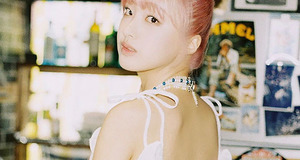 싱어송라이터 아도라(ADORA), 솔로 여자 아티스트로 성공적 데뷔, 글로벌 무대에서 존재감 입증