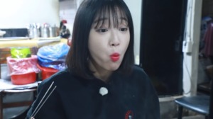 “어젯밤에도 먹어”…유튜버 쯔양, 40년 전통 튀김칼국수·떡볶이 먹방 공개