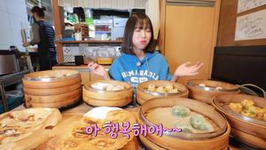 “집 근처에 아무것도 없어”…유튜버 쯔양, 만두 9판 먹방 공개