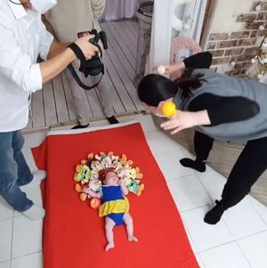 “삼둥이 많이 컸지요?”…개그우먼 황신영, 세쌍둥이 50일 촬영 사진 공개