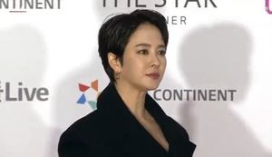 &apos;숏컷&apos; 송지효, 논란 후 첫 공식석상 모습 보니?…누리꾼 여전히 &apos;분분&apos;