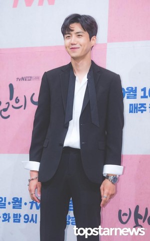 "팬 여러분께 감사"…&apos;사생활 논란&apos; 배우 김선호, &apos;2021 AAA&apos; 2관왕 소감