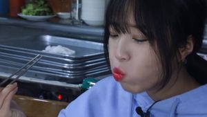 “군침만 삼키다가”…유튜버 쯔양, 보쌈김치 12인분 먹방 공개