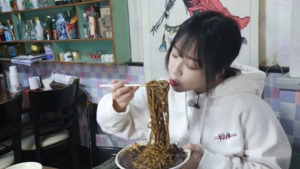 “엄청 오래된 중국집”…유튜버 쯔양, 101년 전통 중식당 방문→먹방 공개