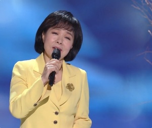 ‘가요무대’ 가수 김상희, 장세정 ‘고향초’ 열창하며 오프닝 장식!