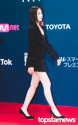 [HD포토] 있지(ITZY) 류진, ‘쭉쭉 뻗은 각선미’ (2021 MAMA 레드카펫)