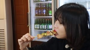 “닭꼬치 철학 있다”…유튜버 쯔양, 닭꼬치 30개 먹방 공개