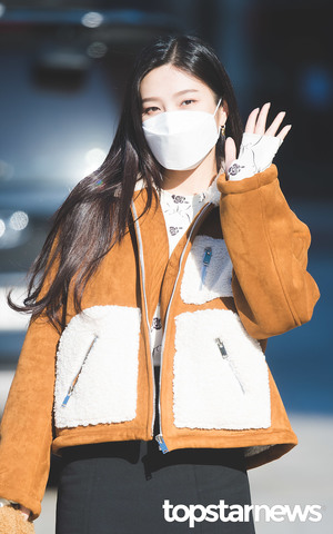[HD포토] 레드벨벳(Red Velvet) 조이, ‘어깨 위로 늘어뜨린 긴 생머리’ (SBS TV 동물농장 출근길)