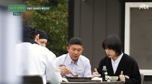 [종합] ‘시고르경양식’조세호, 테니스부 손님에게 테니스 치는 폼을 보여주고…범규는 눈치빠른 알바로 ‘칭찬 가득’