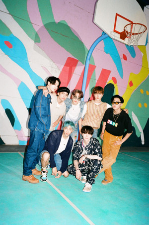 방탄소년단, 일본 오리콘 차트서 연이은 신기록 행진! &apos;Dynamite&apos;로 누적 재생수 5억 회 돌파! 