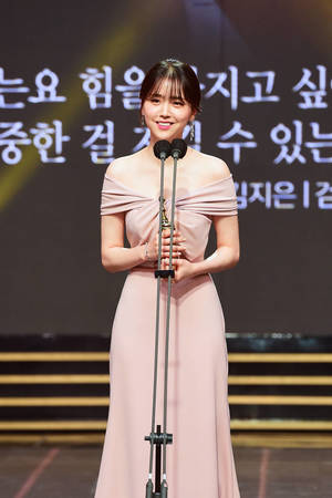 [HD포토] 김지은, ‘검은태양으로 여자신인상 수상’ (2021 MBC 연기대상)