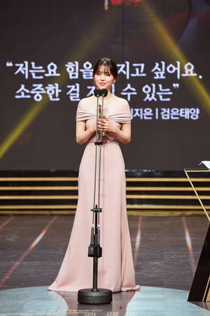 [HD포토] 김지은, ‘신인상 수상한 검은태양 유제이’ (2021 MBC 연기대상)