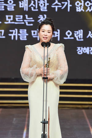 [HD포토] 장혜진, ‘여자 조연상 수상했어요’ (2021 MBC 연기대상)
