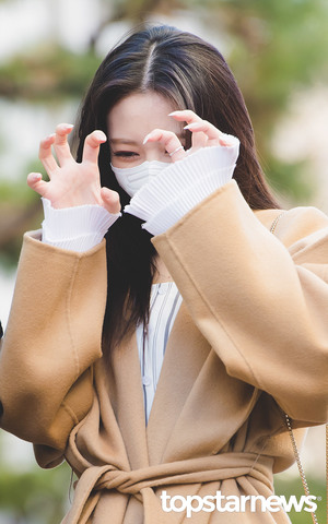 [HD포토] 있지(ITZY) 유나, ‘블랙팬서 뺨치는 손톱’ (유희열의 스케치북 출근길)