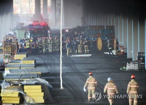 평택 냉동창고 화재, 실종 소방관 3명 모두 발견…병원 이송