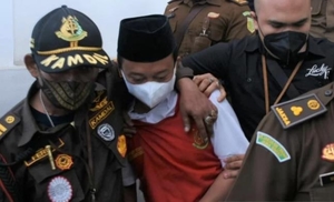 인도네시아 검찰, 10대 여학생 13명 성폭행한 &apos;인면수심&apos; 교사에 사형 구형…아이 9명 태어나