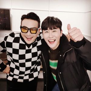 "언제나 응원해"…MC딩동, &apos;신곡 발표&apos; 알린 영탁과 유쾌한 미소