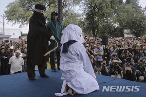 인도네시아 불륜 커플 여자는 100대, 남자는 15대 공개 태형…"자백해 더 맞았다"