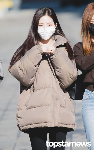 [HD포토] 프로미스나인(fromis_9) 박지원, ‘정석미인의 하트’ (최화정의 파워타임 출근길)