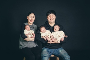 "엄마가 처음이라서"…황신영, 세쌍둥이-남편 함께한 가족사진 촬영