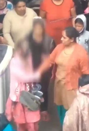 젊은 엄마 집단 성폭행 후 대낮 구경거리 만든 뉴델리 주민…경찰, 남녀 용의자 11명 체포