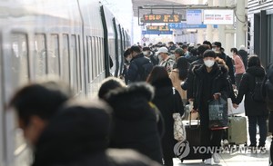 "성인 절반, 이번 설엔 고향·여행 대신 휴식…선물도 생략"