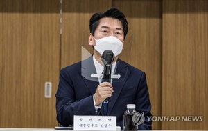안철수 "방역패스-9시 영업제한 상충…자영업자 고통 빠뜨려"