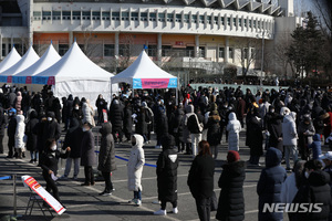 정부, 코로나 &apos;독감처럼 관리&apos; 검토…전문가들 "오미크론 치명률 판단 일러"