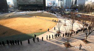 오후 6시 기준 서울 코로나19 확진자 3232명…전날보다 1219명 감소