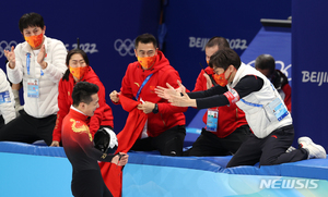 중국에 쇼트트랙 금메달 안겨준 김선태 감독, 한국 취재진 인터뷰 거부…김선태 감독·안현수 기술코치, 중국 우승에 주먹 불끈