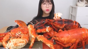 “집에서 쪄먹는 게”…유튜버 쯔양, 킹크랩·랍스터 10kg→라면 먹방 공개