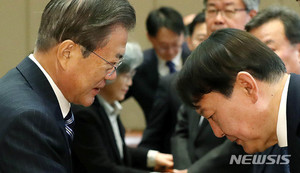 윤석열 &apos;적폐수사&apos; 발언에 격노한 문재인 대통령…윤석열 &apos;적폐 수사&apos; 발언 작심 비판, 사과 요구