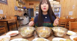 “맛있는 거 많아”…유튜버 쯔양, 떡볶이→70년 전통 떡만둣국 먹방