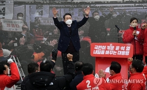 "호남은 사람 안 사냐"…윤석열 복합쇼핑몰 유치 발언에 광주 시민 &apos;시끌&apos;